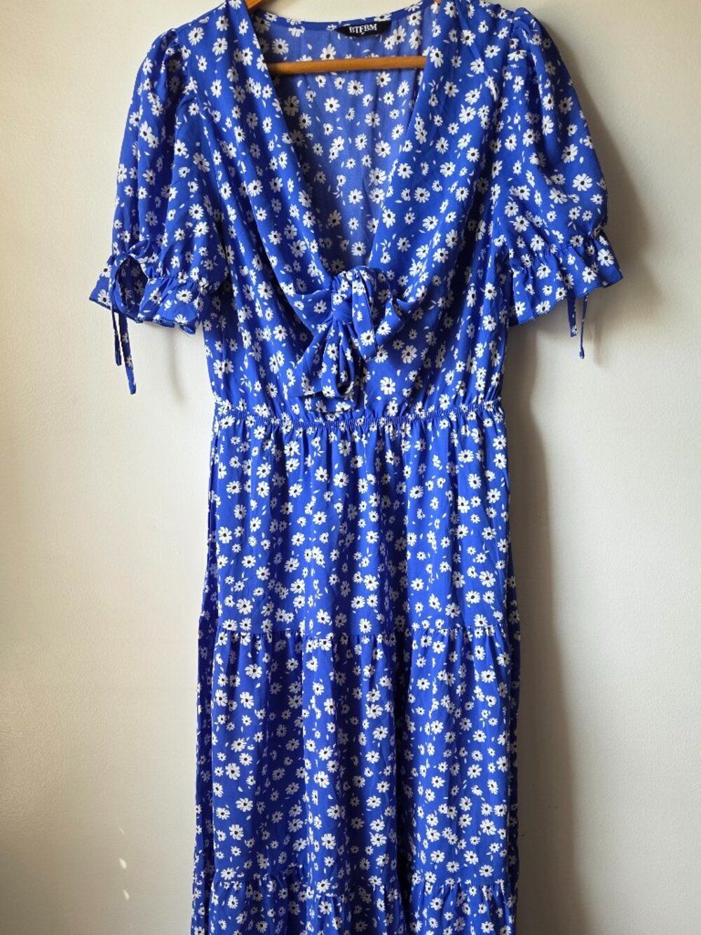 NEW W/O TAGS BTFBM V NECK BOW TIE FRONT FLORAL MAXI TIERED DRESS SIZE M